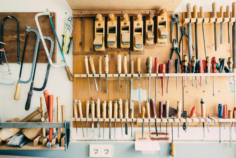 Outils à main rangés sur un panneau mural d'atelier