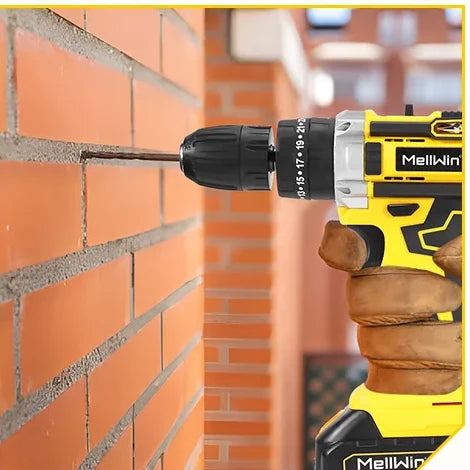Perceuse-visseuse sans fil perçant un mur en briques