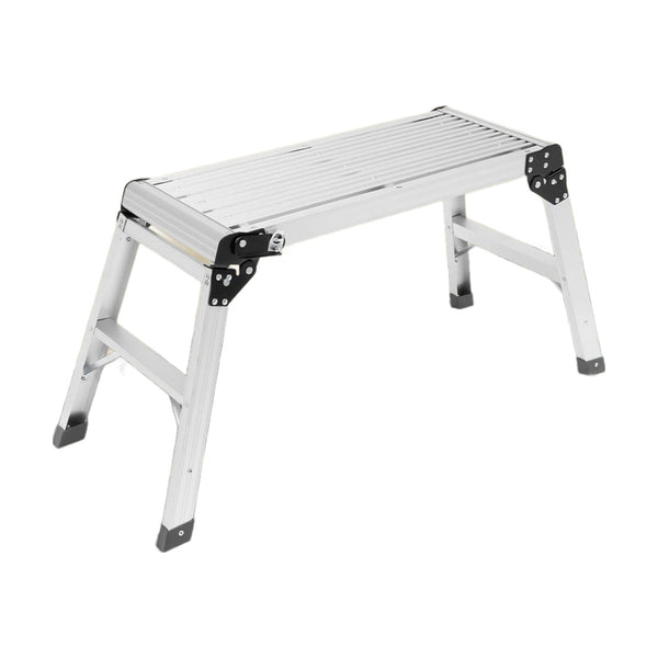 Échelle plateforme en aluminium, sur fond blanc