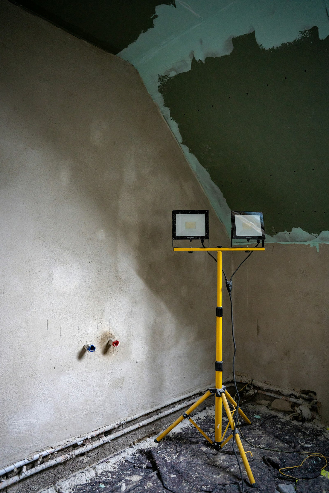 Projecteurs LED de chantier sur trépied dans une pièce en travaux