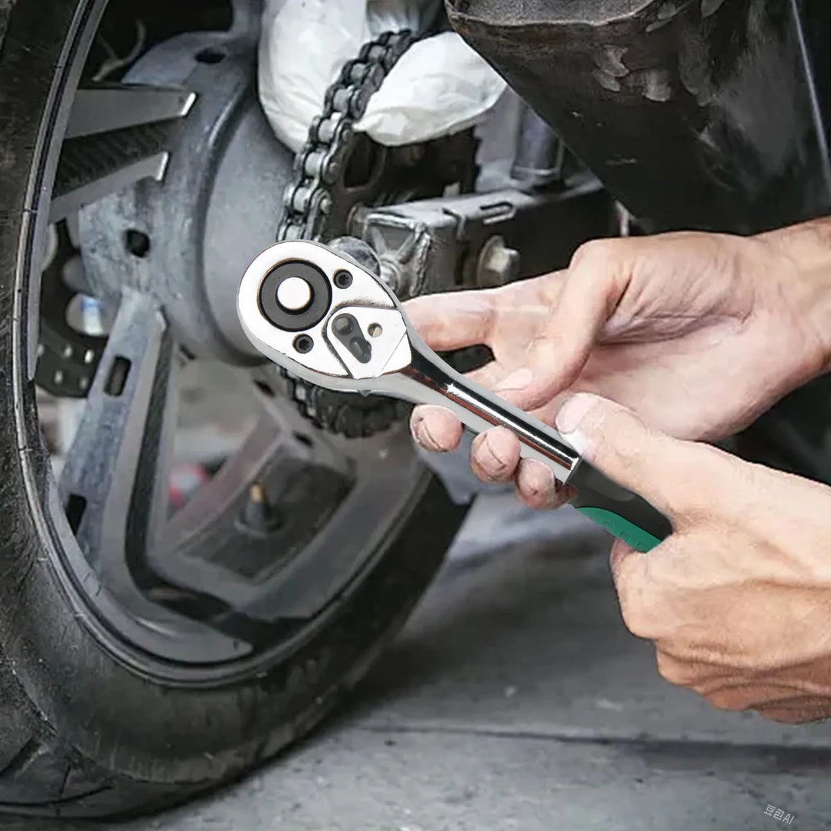 Douille et clé à cliquet sur une roue de moto