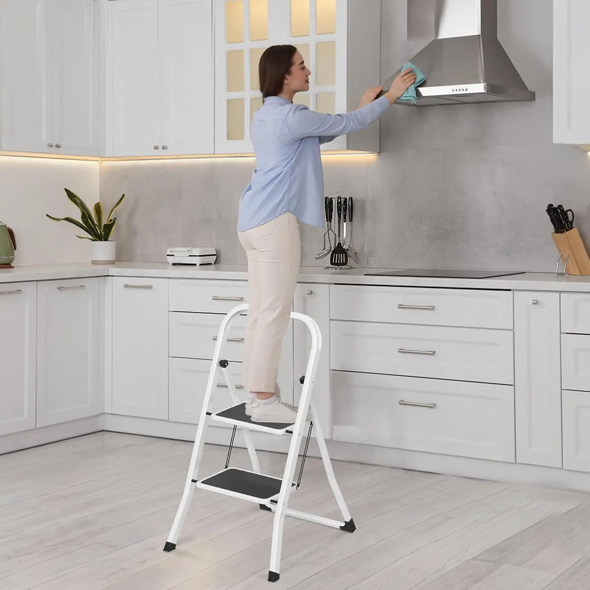 Escabeau à marches extra-larges dans une cuisine – vue 3