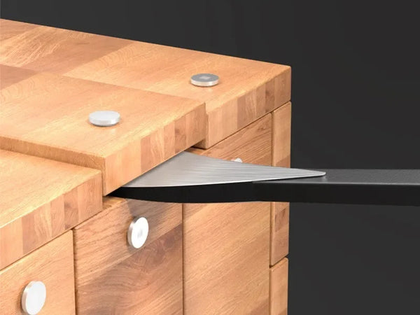 Pied-de-biche plat glissé sous une planche