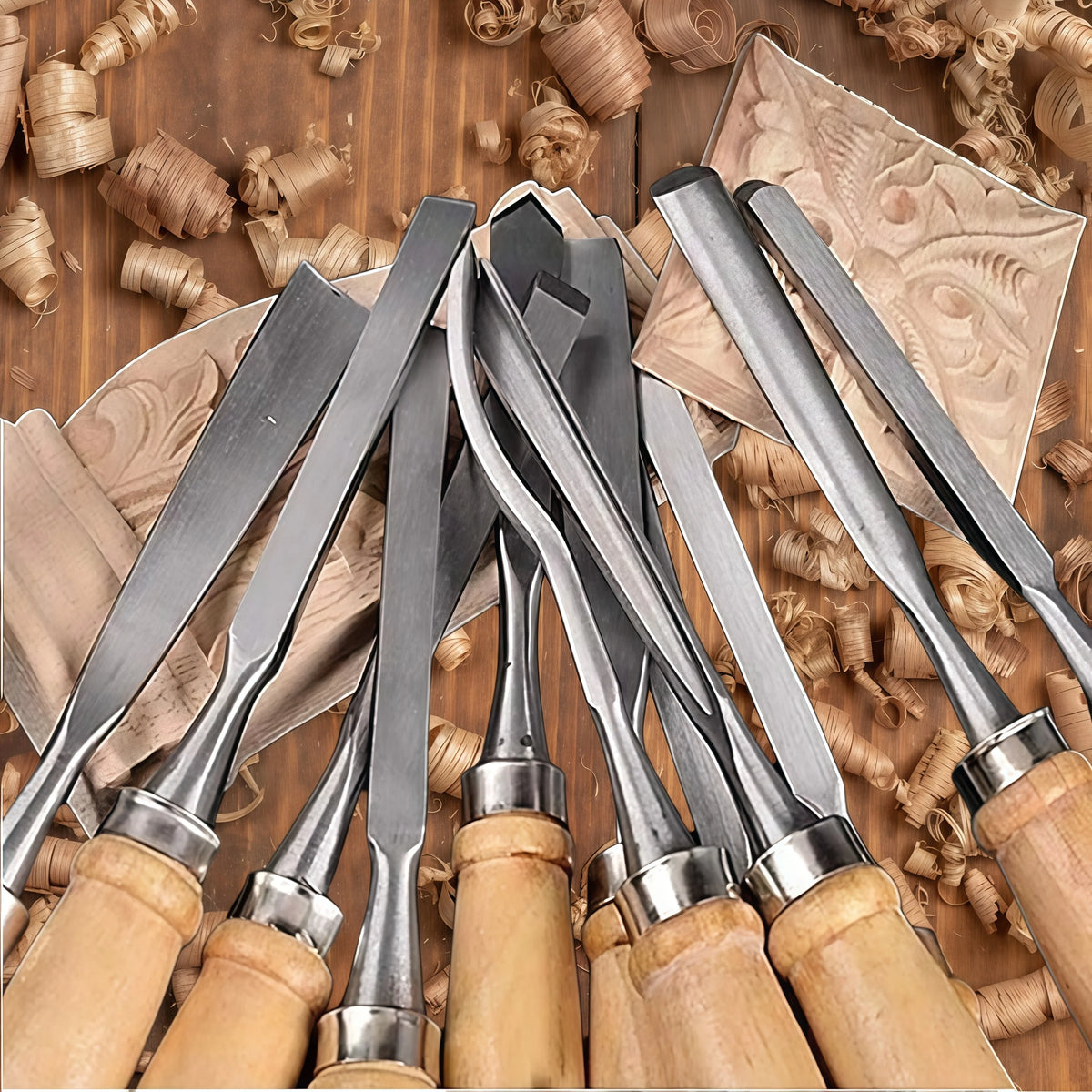 Jeu de 12 gouges de sculpture sur bois dans leur trousse