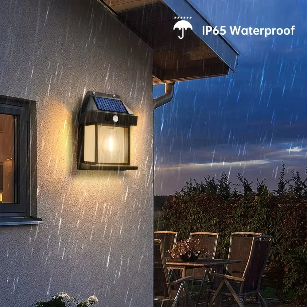 Applique solaire sous la pluie