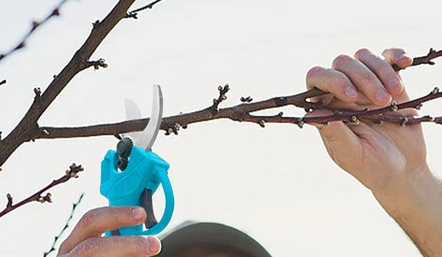 Sécateur électrique sans balais 18 V coupant une branche