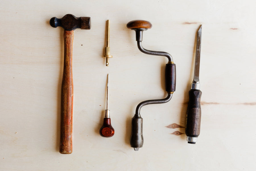 Outils à main sur un établi en bois