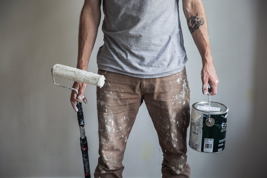 Peintre avec rouleau et pot de peinture