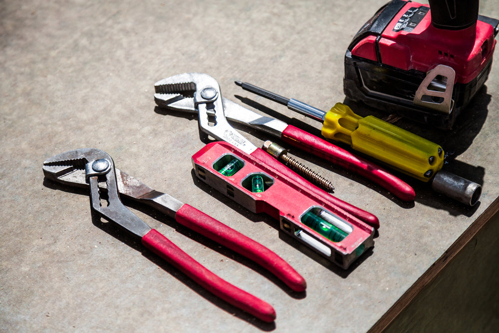 Pinces et outils à main alignés