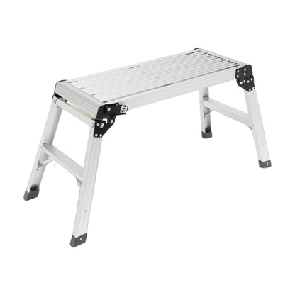 Échelle plateforme en aluminium, sur fond blanc