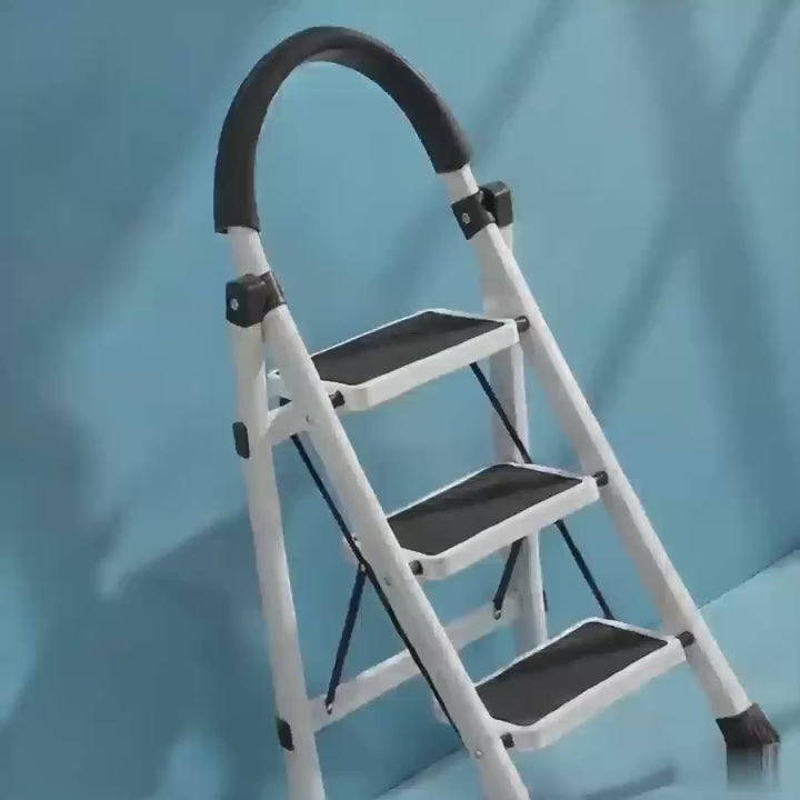 Escabeau pliant avec main courante en utilisation
