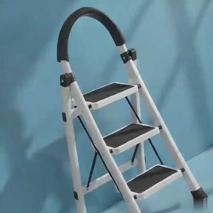 Escabeau pliant avec main courante en utilisation
