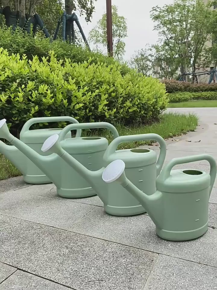 Démonstration d'un arrosoir de jardin à long bec